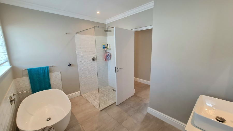 4 Bedroom Property for Sale in Whale Rock Western Cape